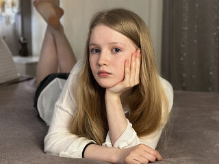 camgirl fingering wet pussy LilianHoward