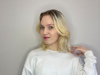 masturbating webcamgirl LynGoodhart