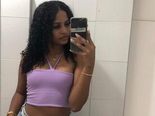 naked camgirl masturbating with vibrator CamilaHank