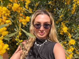 girl fingering pussy DelaineClowerd