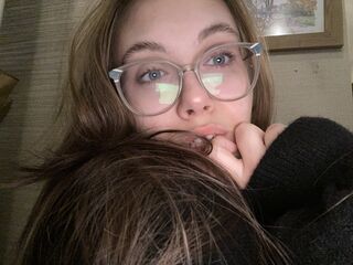 cam girl playing with vibrator EmilyLoven