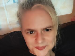 masturbating camgirl HotMakayla