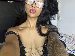 naked camgirl masturbating with vibrator KatieReyes