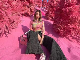 cam girl playing with sextoy LouveniaPranger