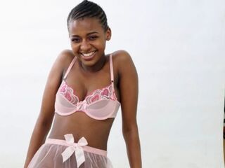 camgirl fingering bald pussy NaomiBrookes