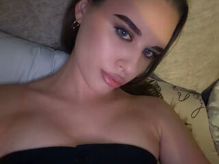 teaser web cam RhiannonJumper