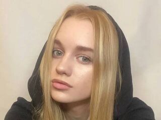 naughty cam girl fingering shaved pussy SheridanSillavan